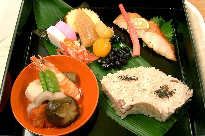 黒豆や栗きんとん、煮物や焼き魚と赤飯がセットになったおせち料理
