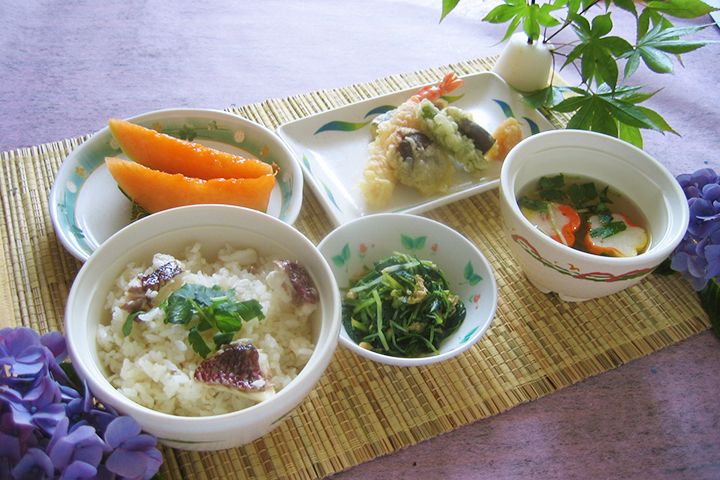 メロンのデザートが付いた、天ぷらの盛り合わせと炊き込みご飯のセット