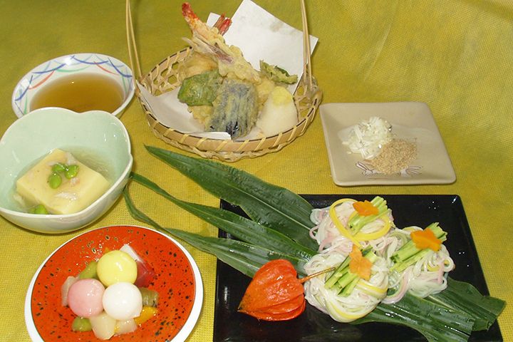 そうめんと天ぷらの盛り合わせと卵豆腐のセット