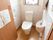 トイレには、洗面台やペーパータオルホルダー、呼び出しボタンが完備されている。換気に利用できる窓が設けられている。