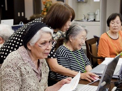 職員指導の下、パソコンの操作を教えてもらう高齢者たち