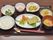 メインディッシュに小鉢が4種類とバラエティ豊かな食事が配膳されている。献立は施設の栄養士がバランスを考えて立てている。