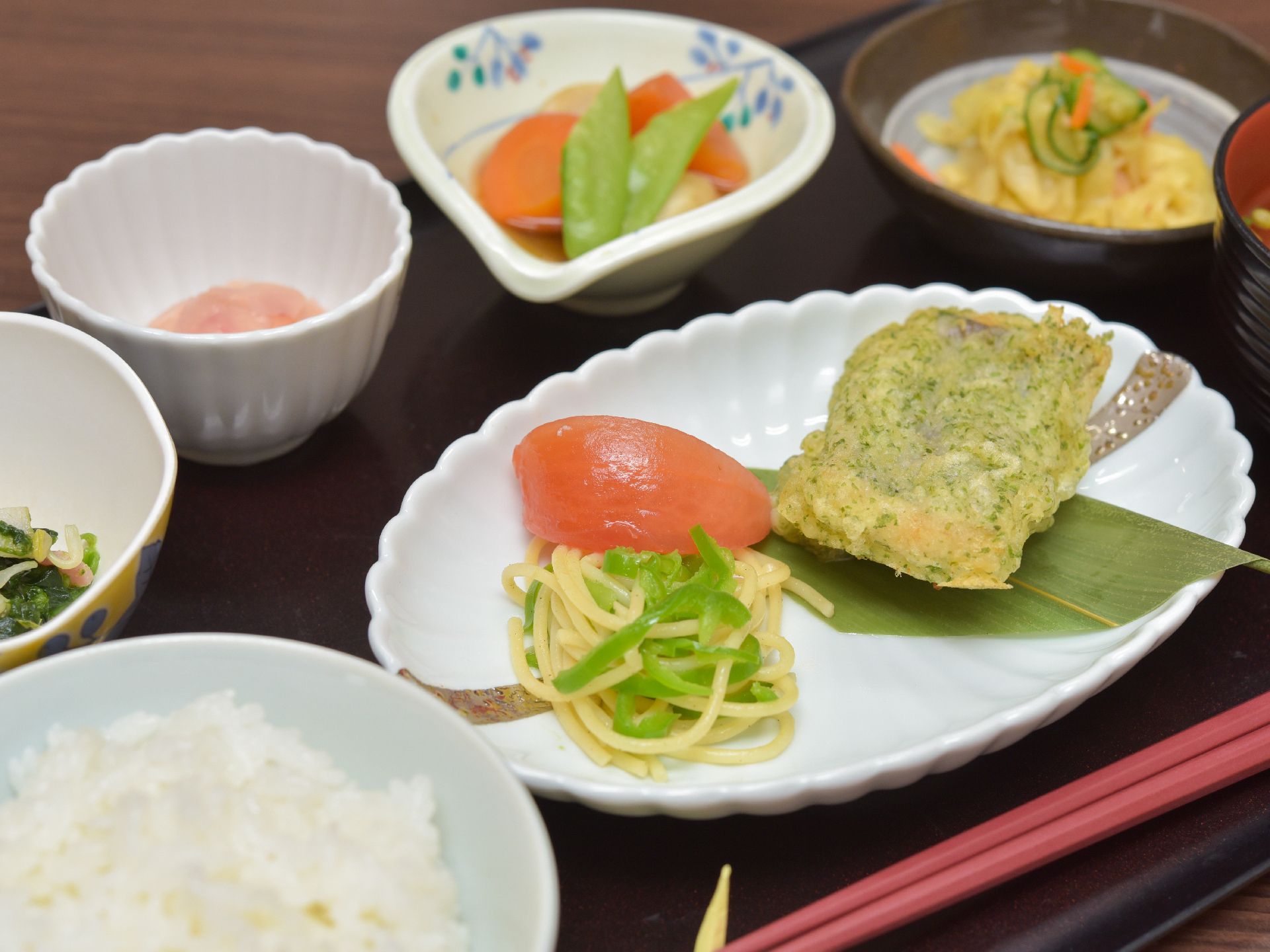メインディッシュの磯部揚げの他、野菜の含め煮や和え物など、食欲をそそる栄養士が考えたメニューが並ぶ。