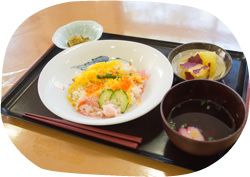 ちらし寿司と吸い物、さつまいもの甘煮のセット