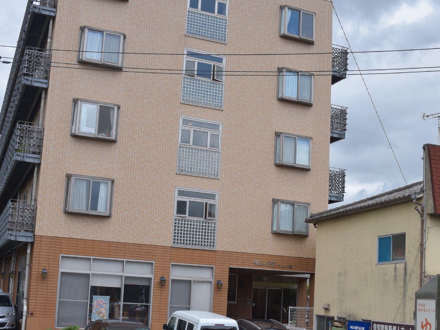 ベージュ系の落ち着いた雰囲気の5階建ての建物。道路からのアプローチも短く、玄関までの移動もスムーズ。
