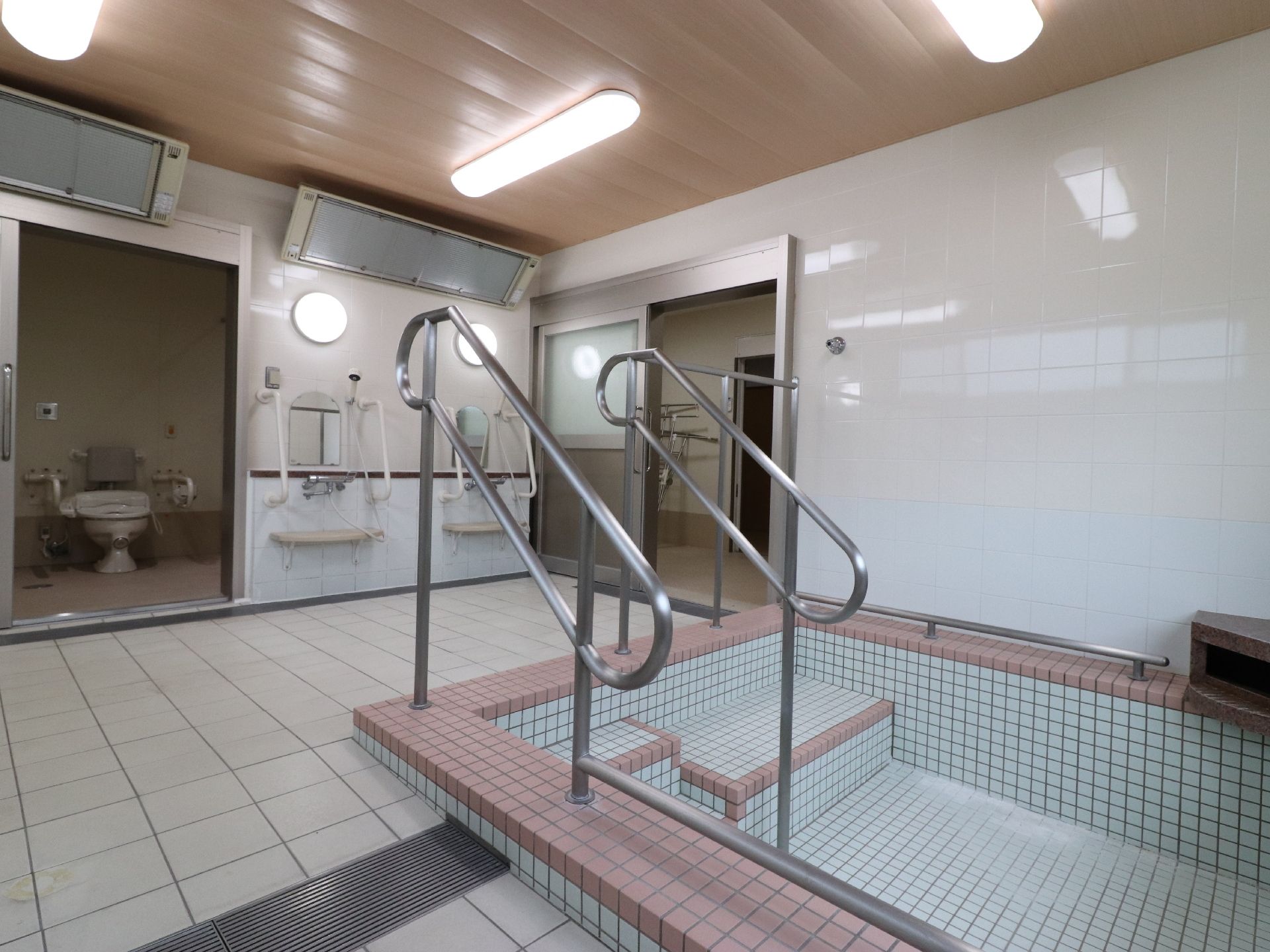 大浴場には、流し台が複数あり、同時に使用することができる。また、浴室からトイレが直結しており、移動の負担が少ない。