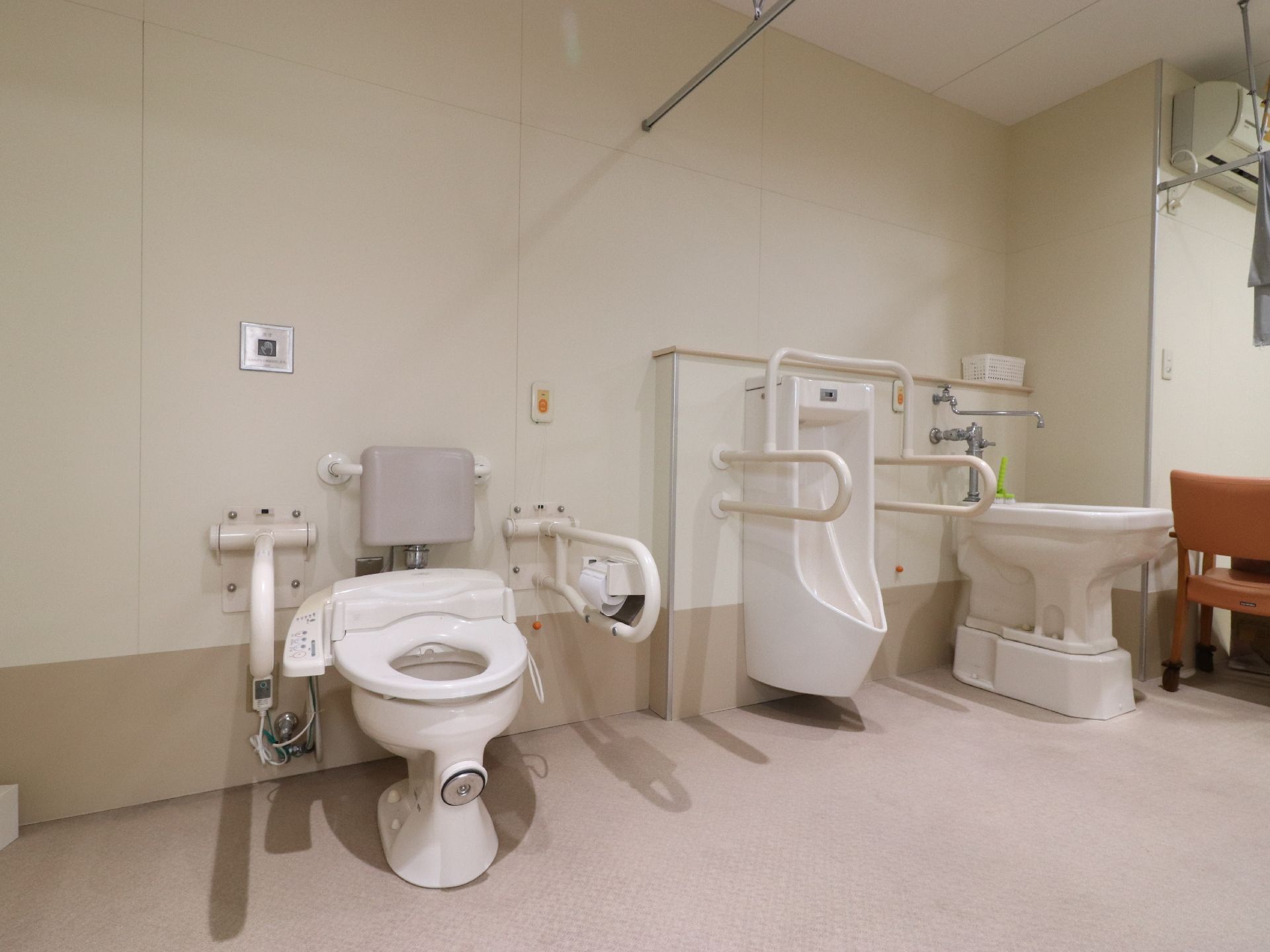 トイレには大小の種類の便器があり、用途によって使い分けることで利用者の負担を軽減できる。また、便器の両脇には手すりが備えられている。