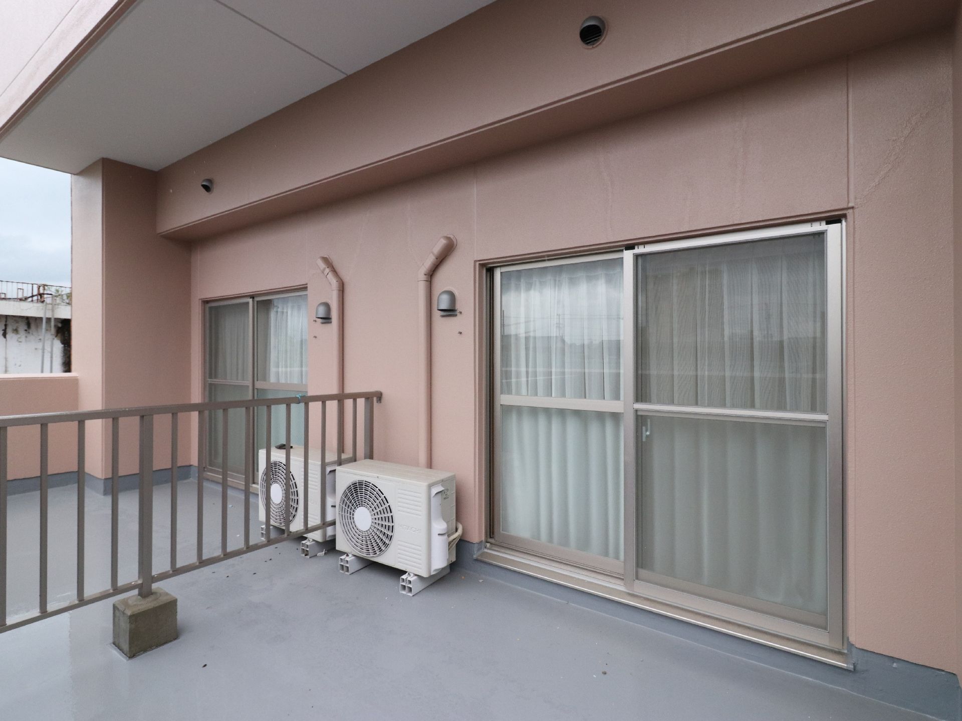 居室に設置されている広々としたベランダ。扉の幅は広く、居室からベランダへの段差は低めに造られている。
