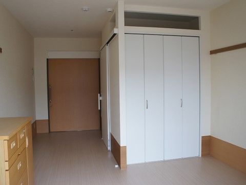 荷物の搬入がしやすい大きな引き戸が特徴。クローゼットを用意しているので、すっきりとお部屋を使っていただける。