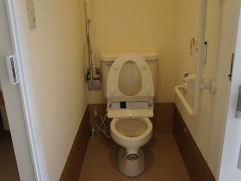 足腰の負担が少なくなる、洋式タイプのウォシュレット付きトイレ。開口が広いので、出入りがスムーズに行える。