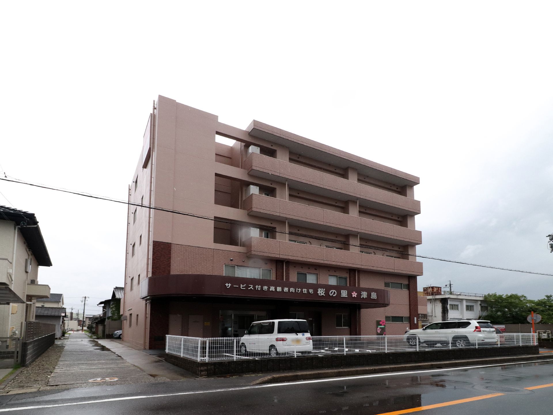 周辺にはコンビニや食品スーパー、家電量販店のほか、津島神社や天王川公園にもほど近く、環境の良い立地。