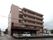 外観は、あずき色の優しい色合いの建物。5階建てでもちろんエレベーター完備、24時間365日安心して生活できるサービスを提供。