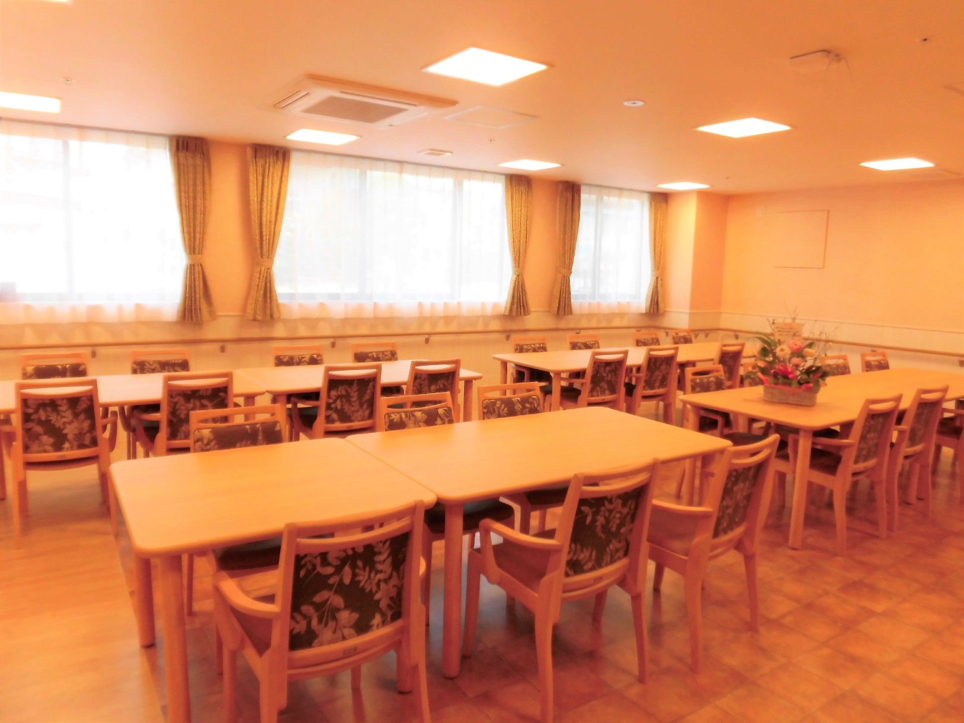食堂はゆったり広々としていて、大きなテーブルと椅子が多数設置されている。窓が大きく取られているので明るい。