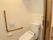 真っ白な清潔感のあるトイレは温水洗浄便座なので、操作が簡単で便座が温かく快適である。てすりや呼び出しブザーも完備されている。