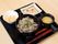 食事は一人ずつトレーに置かれていて、食堂で楽しむことができる。丼物の主菜、副菜2品、みそ汁などの献立になっている。