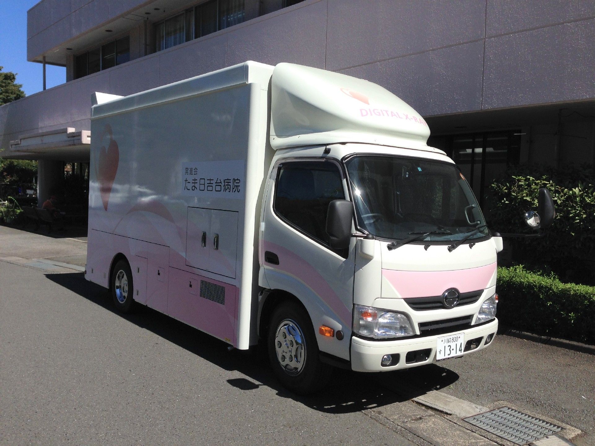 提携先の病院から定期的に来所する検診車。ホームにいながらにして健康診断を受けられる。