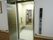 住宅型有料老人ホームには、バリアフリーのエレベーターを設置している。またフロアの壁には手すりが取り付けられている。