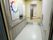 エレベーター内には大きなミラーがあり、手すりが取り付けられている。また３方向の壁に操作パネルを備え付けている。
