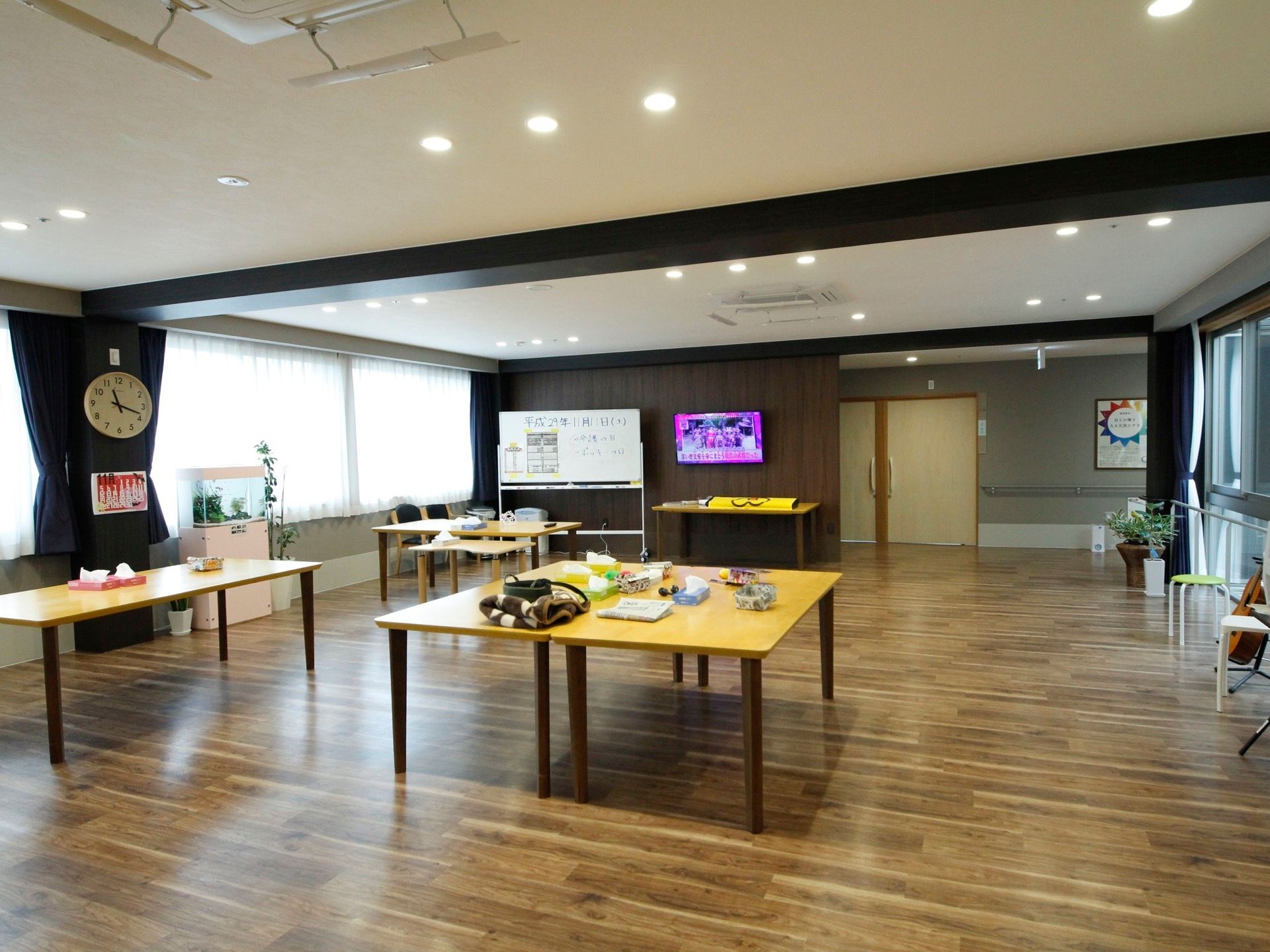 天井が高く大きな窓があり、開放感のあるスペースになっている。ダークブラウンの壁にはテレビが設置されており、大勢で楽しむことができる。