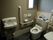 洋式トイレを採用しており温水洗浄便座になっている。壁に操作ボタンがあり、使いやすくなっている。窓があり明るい空間である。