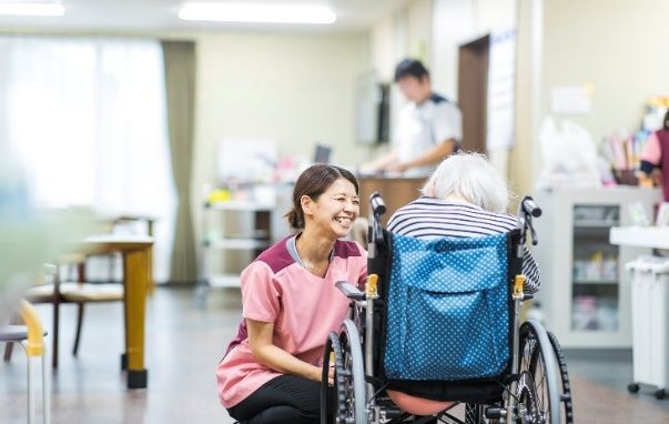 スクエアの大テーブルやホワイトボードの置かれた広い共有スペース
