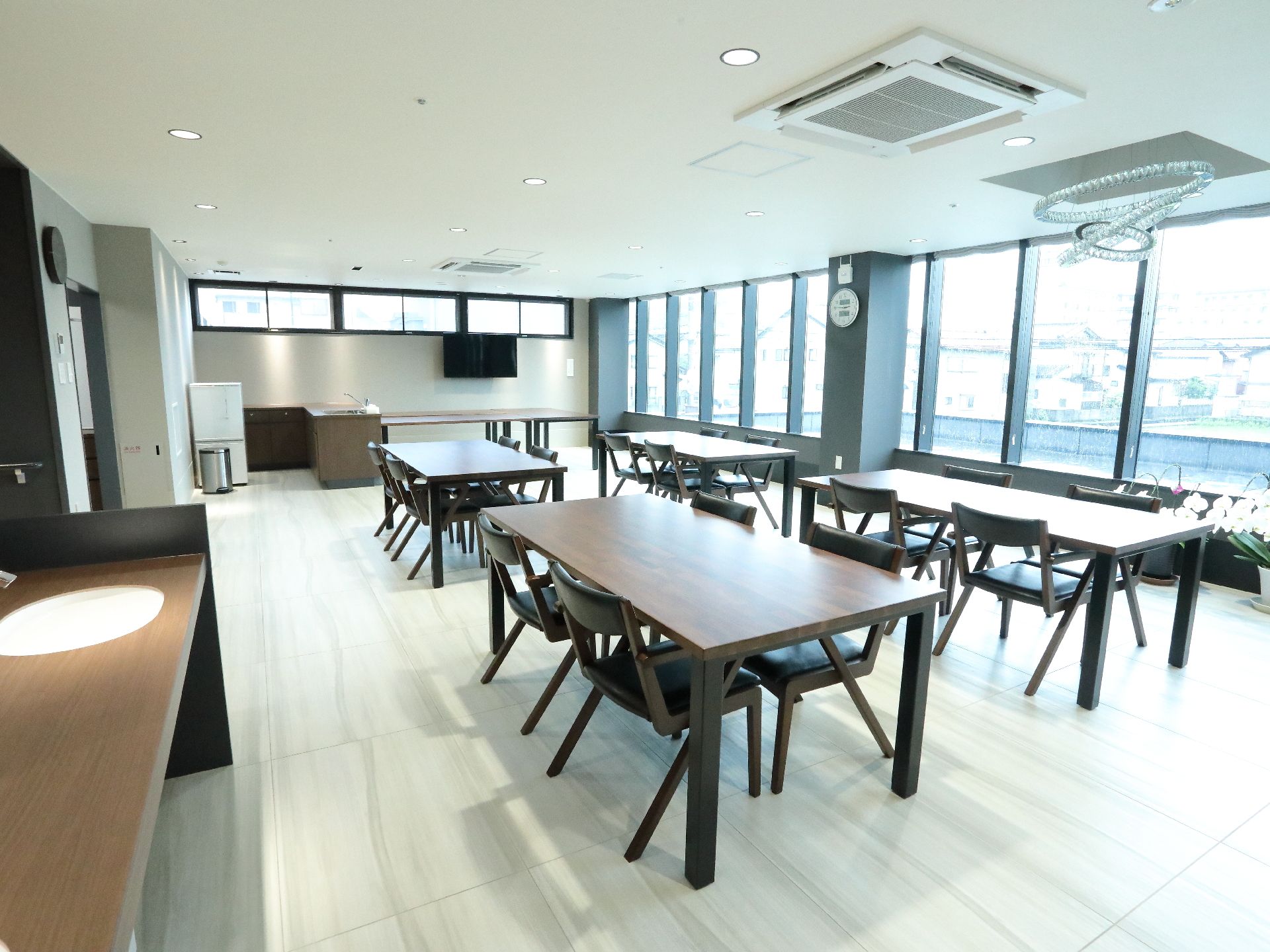 ダイニングの天井には、おしゃれなオブジェ。また、エアコンが設置されているので、どの時期でも快適に過ごせる。
