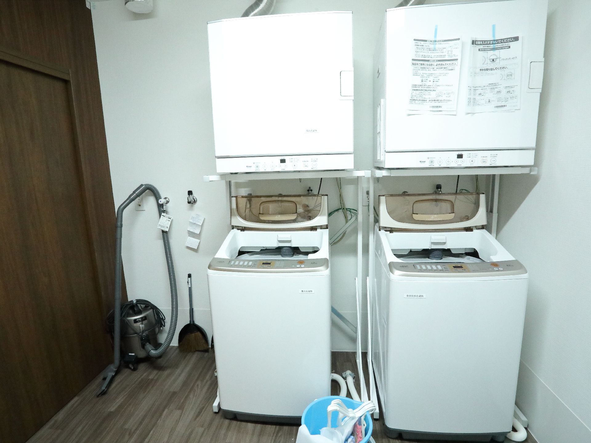 洗濯場にある2つの洗濯機には、乾燥機も付いている。また、掃除機やほうきなどの掃除用具も用意されている。