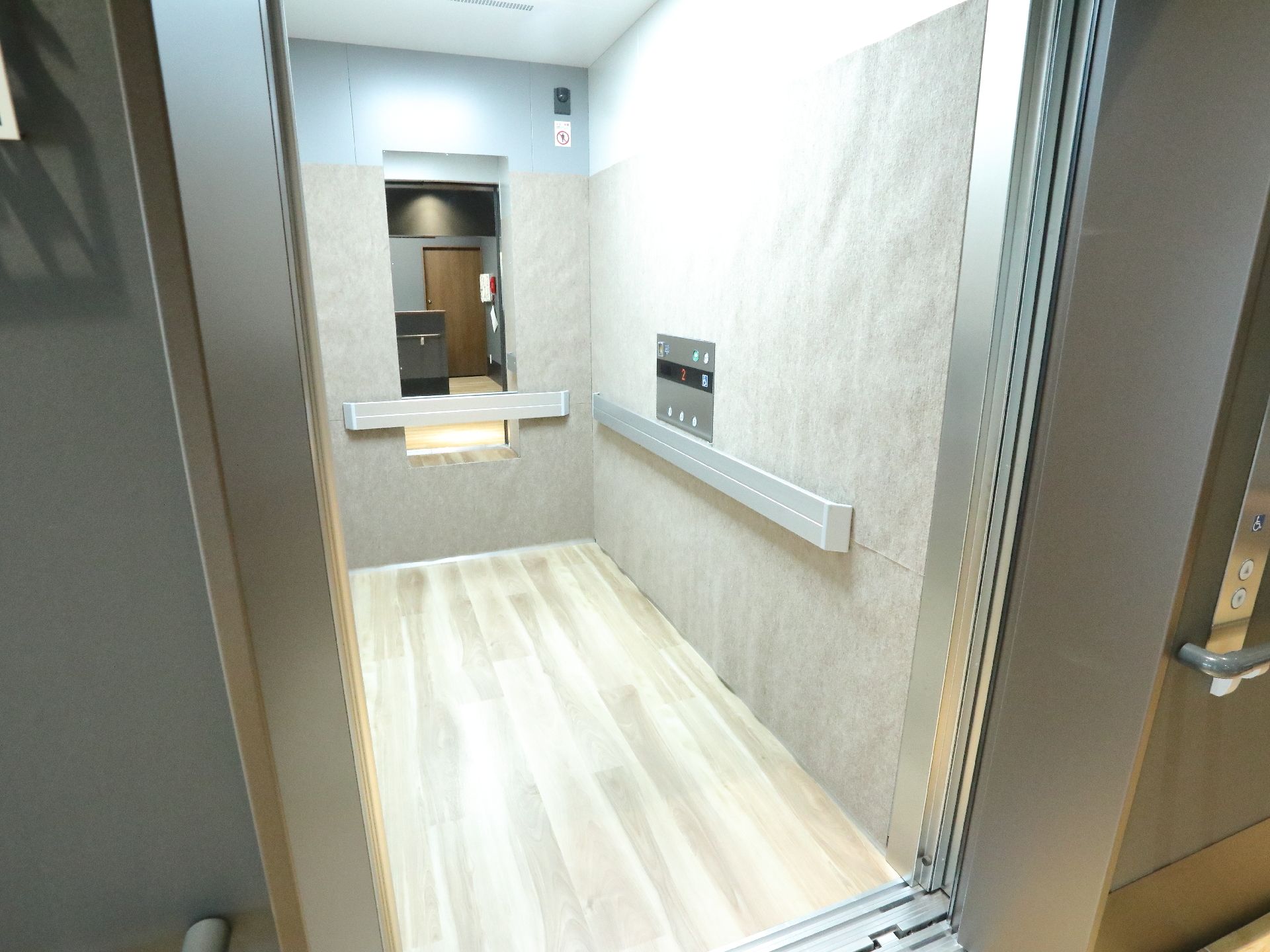 館内にはエレベーターがある。車椅子でも入れるスペースがあり、奥には鏡も付いている。周りには、手すりもある。