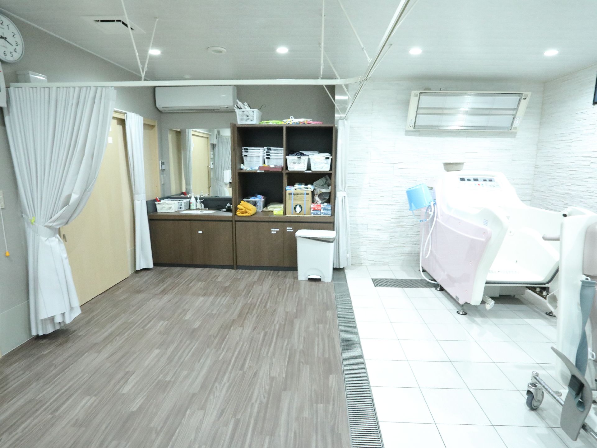 介護浴室内は、ビニールのカーテンで仕切ることが可能。明るい空間の中で、他の利用者を気にすることなく、入浴ができる。