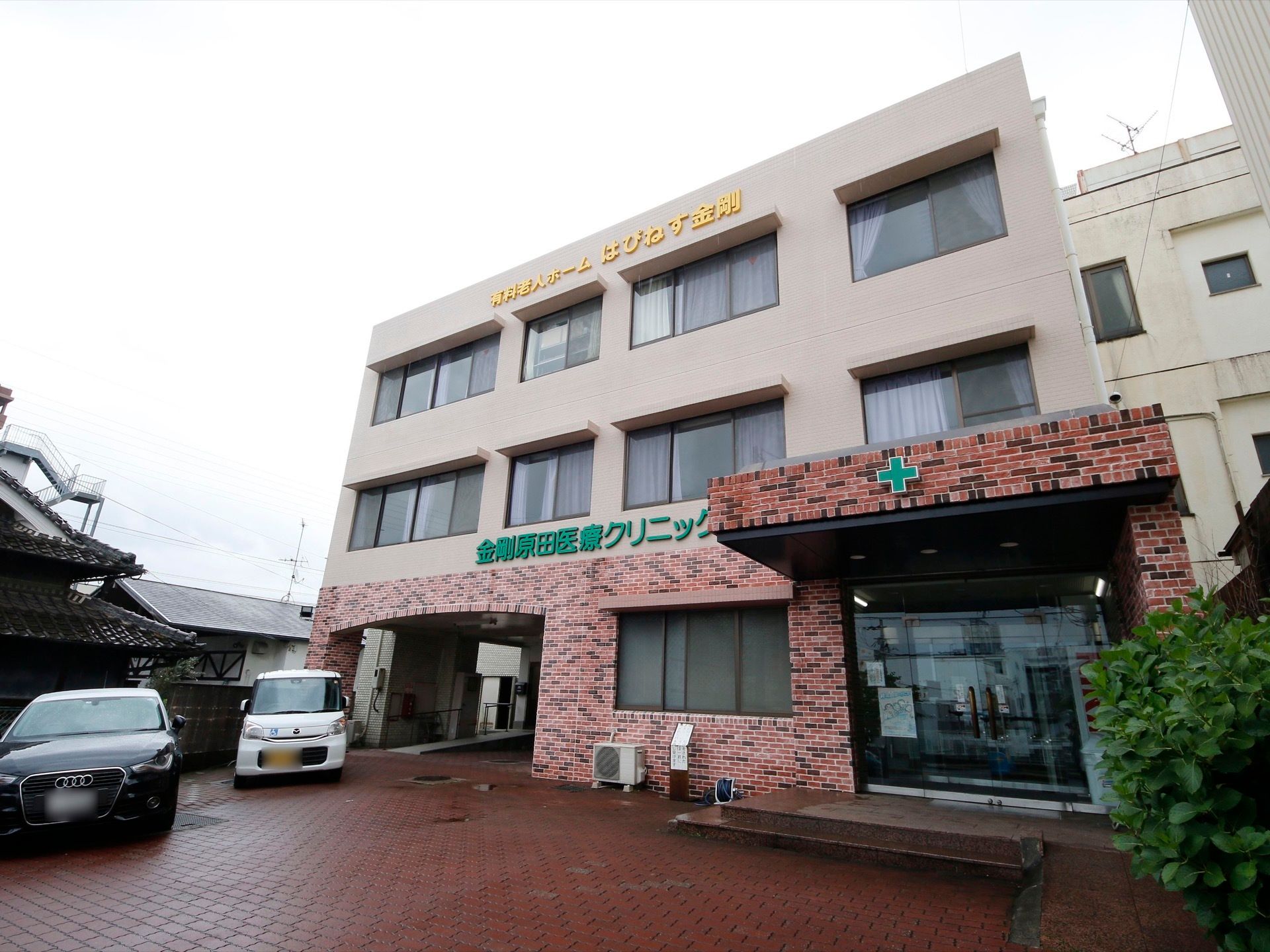 3階建ての建物になっており、玄関には車椅子用のスロープも準備されている。玄関からすぐ車を駐車できるスペースがある。