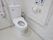 洋式トイレの近くには手の届く範囲に手すりが２箇所と、呼び出しボタンが設置されている。トイレはリモコン式となっている。