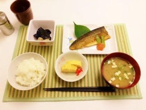 ランチョンマットの上に、ごはんとお味噌汁、焼き魚に煮物、卵焼きと、彩りの良い和食の献立が並んでいる。