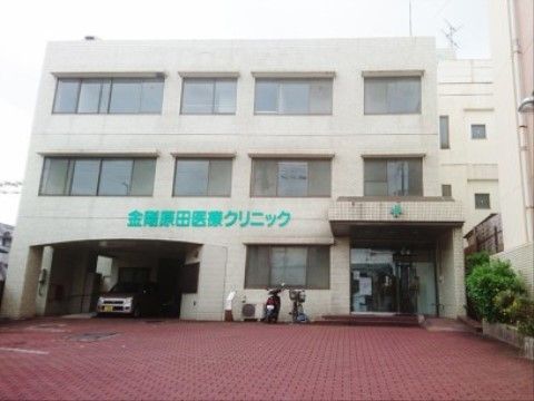 名称が壁に大きく書かれた3階建てのクリニックの外観