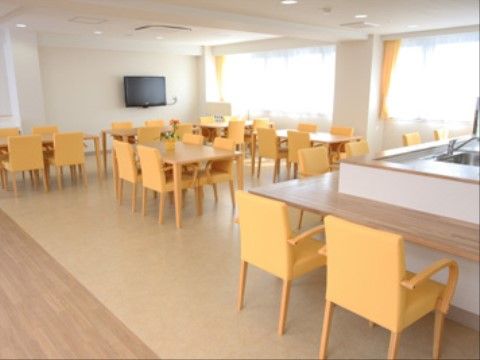 明るく開放感のある食堂は、談話室としても利用ができる。壁掛けテレビを設置しているので、テレビ鑑賞もできる。