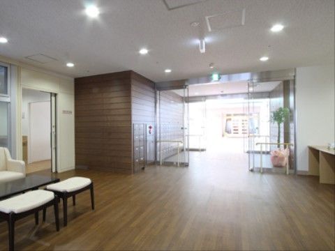 ウッドカラーの内装のリビングは、バリアフリー構造になっている。ソファーセットも設置しているので、待ち合わせにも利用できる。