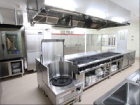 多くの入居者様のお食事を一度に作ることができる厨房。温かいお食事を毎日全ての入居者様にお届けしている。
