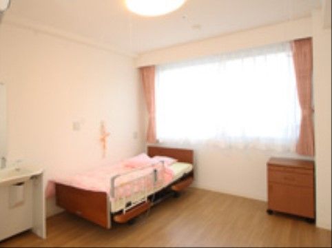 ベッドやチェストなどの生活必需品がそろった居室は、バリアフリー構造になっている。通路は広く通りやすい。