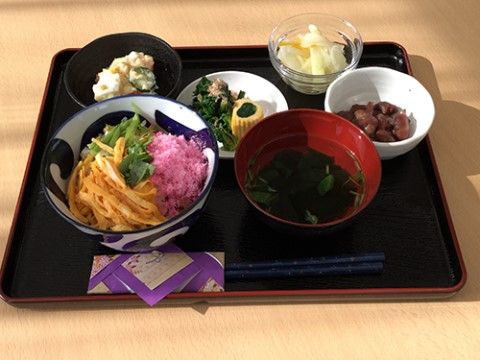 「こもれび太田」御食事。外部委託でバランスの良い食事を。