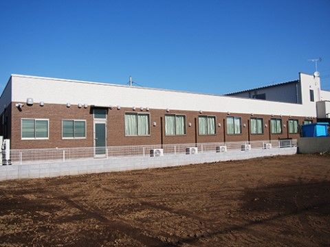 施設の裏手側。自然を感じる風景と、心落ち着く色合いの外観により、親しみやすく、居心地のいい施設となっている。