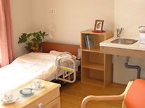 居心地の良い、木のぬくもりを感じさせるフローリングのお部屋である。使いやすい洗面台も設置されている。