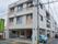 「サンルーム松栄」は、3階建ての建物。小規模入居施設。居室入居者と、デイサービス利用者が来館している。