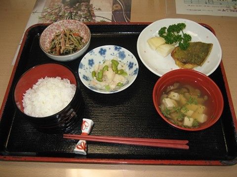 栄養バランスのよいものを吟味したお食事を提供している。器も料理ごとにこだわり、お食事時間を楽しんでいただけるよう努めている。