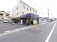 静かな住宅街にある施設の外観
