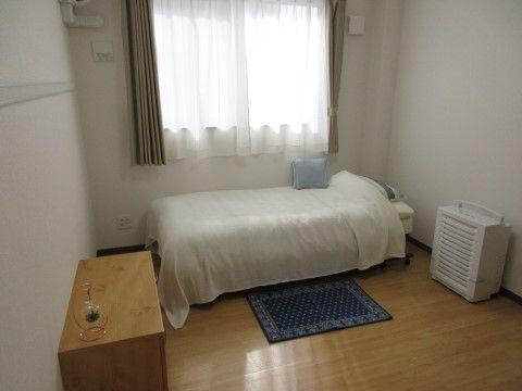 「静岡ケアハートガーデン新伝馬」の居室。プライバシーを確保できる個室。