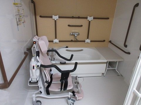 「静岡ケアハートガーデン新伝馬」の浴室。浴槽周りに動作を補助する手すりを多く設けている。