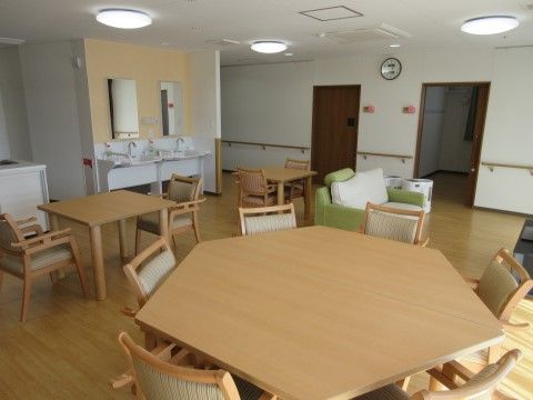 「静岡ケアハートガーデン新伝馬」のリビング。少人数でテーブルを囲める家庭的な共有スペース。