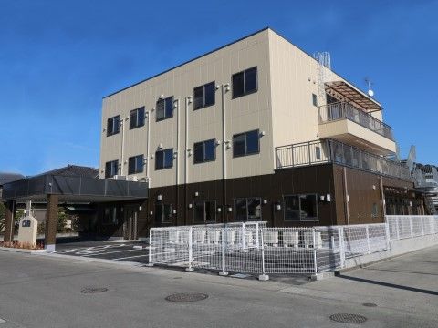 「静岡ケアハートガーデン新伝馬」の外観。3階建てのシンプルなデザインの施設。
