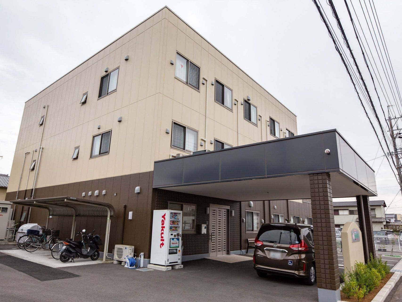 ３階建ての施設である。エントランスには、車寄せが設けられている。建物横に屋根付きのバイクも停められる駐輪場がある。