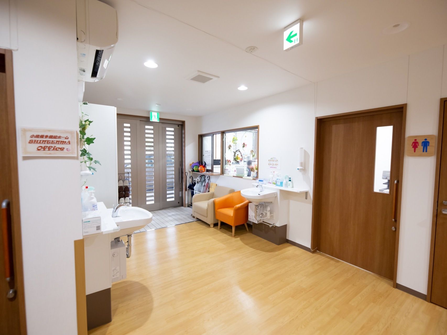 広々としたエントランスホールである。玄関扉横には、受付が設けられている。洗面台が両サイドの壁に設置されている。