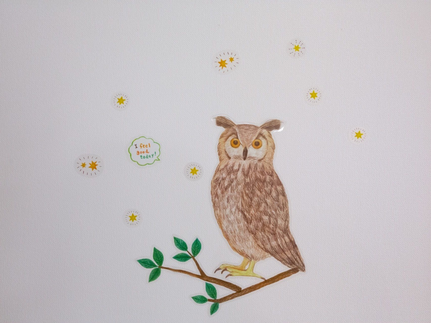 小枝に留まっているフクロウや複数の星のウォールステッカーが壁に貼られている。英語の吹き出しがついている。